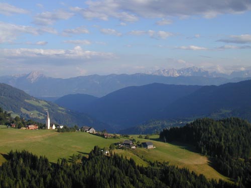 Im Hintergrund die Karawanken